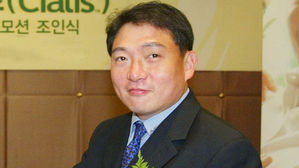 대웅제약 윤재승 회장 '갑질' 물의…"경영 일선 사퇴"