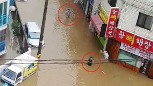 [현장 포토] 허리까지 들이찬 빗물&hellip;폭우에 잠긴 광주 일대