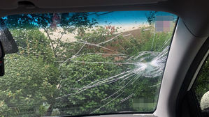 아파트 주차 차량 선루프·앞유리 와장창…소주병 투척 추정