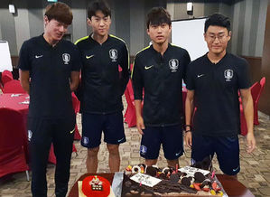 생일 파티에 나선 황의조(맨왼쪽) 등 대표팀 선수들(사진=대한축구협회 제공/연합뉴스)