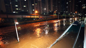 이틀 연속 폭우에 서울 700곳 침수…교통사고도 잇따라