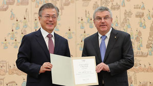 올림픽 훈장 받은 문 대통령 "남북 관계 개선에 스포츠 큰 도움"