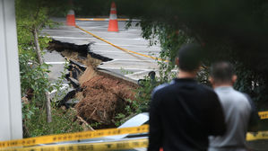 서울 금천구 아파트 바로 옆 대형 싱크홀…200명 긴급 대피