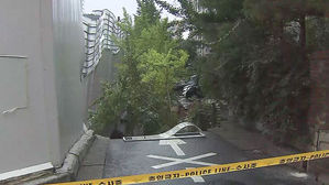 서울 금천구 아파트 옆 도로에 대형 싱크홀…주민 대피