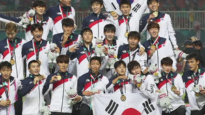 한국 축구, 일본 꺾고 2회 연속 금메달…이승우·황희찬 골