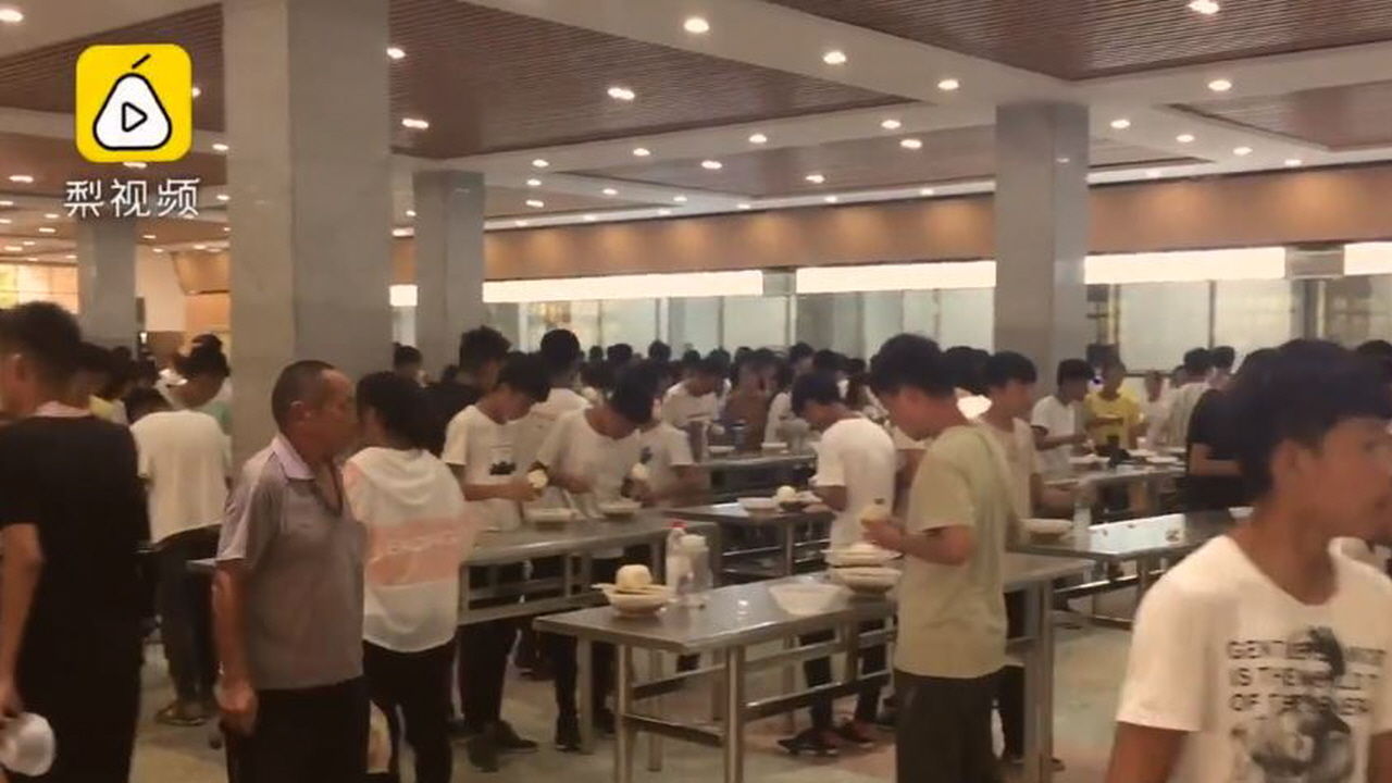 학습량 늘리려…식사 시간 줄이기 위해 급식실 의자 치운 고등학교 '논란'