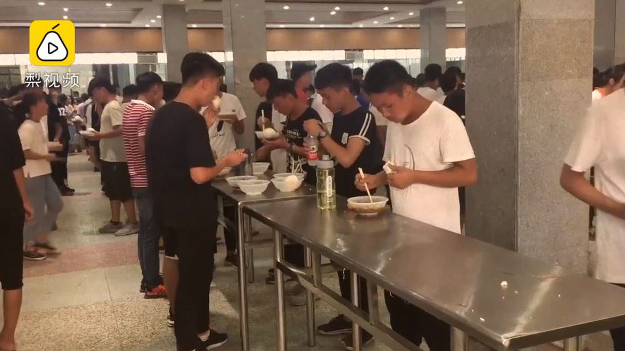 학습량 늘리려…식사 시간 줄이기 위해 급식실 의자 치운 고등학교 '논란'
