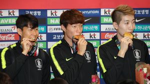 [현장영상] '아시안게임 2연패' 태극전사들 해단식&hellip;금메달 깨물며 '기념촬영'