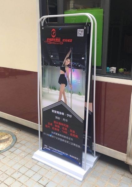 개학 날 미취학 아동 앞에서 폴댄스 공연 준비한 유치원
