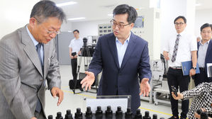수소생산시설 살펴보는 김동연 부총리 (사진=연합뉴스)