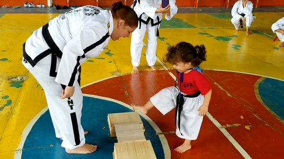 3살 꼬마의 귀여운 송판 격파