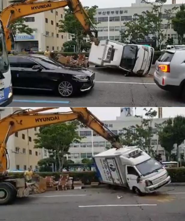 도로 위 뒤집힌 트럭…지나가던 굴착기 기사가 단숨에 일으켜
