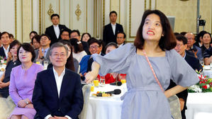 [포토] 발달장애인 흥겨운 춤에&hellip;문 대통령 '함박 미소'