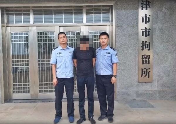 교차로 임시 신호등 박살 낸 남자