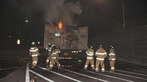 서울 동작대교 달리던 택배 트럭에 불…물품 일부 소실
