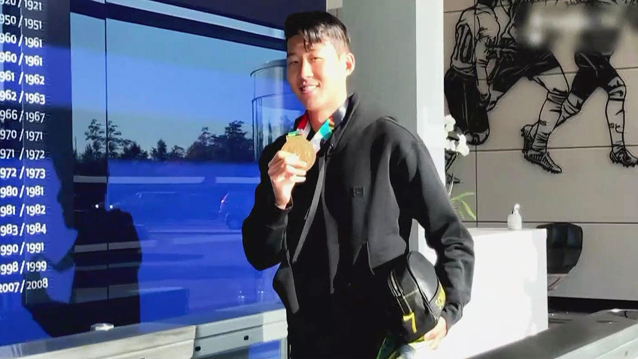 기사 대표 이미지:한 달 만에 금메달 들고 복귀한 손흥민…토트넘 축하 세례