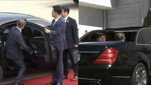 [영상] 따로 출발했다 같이&hellip;문 대통령-김 위원장 오픈카 타고 백화원으로