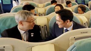 대화하는 김현철 보좌관과 이재용 (사진=연합뉴스)
