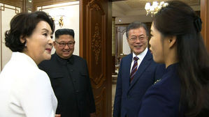 평상정상회담 백화원 영빈관 대화하는 두 정상과 김정숙 &middot; 리설주여사