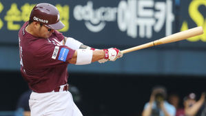 'KBO 새역사' 박병호 "홈런 경쟁 김재환, 배우고 싶다"