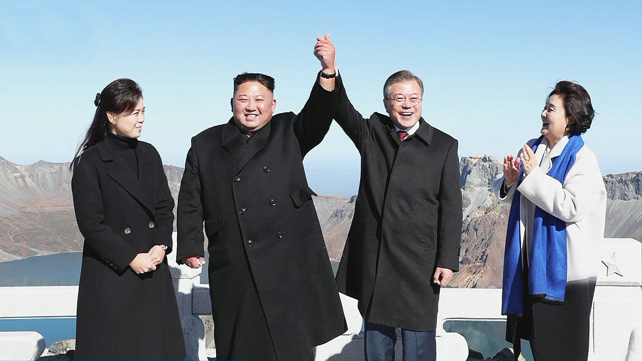 기사 대표 이미지:靑, 김정은 답방 관련 "北으로부터 아직 소식 오지 않아"