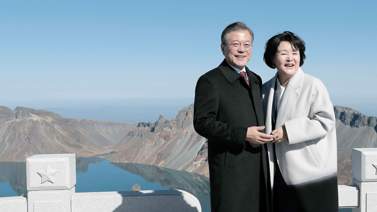 [평양정상회담] 백두산 정상에 오른 문 대통령 내외 (사진=평양사진공동취재단/연합뉴스)