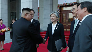 남북정상회담 수행 강경화 "말할 수 없이 감격스러웠다"