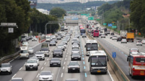 '내일부터 연휴' 고속도로 정체 시작…서울→부산 5시간 40분