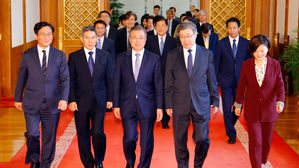 문 대통령, 정경두·성윤모·이재갑·진선미 장관에 임명장