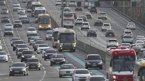 '서울∼부산 5시간 30분'…전국 고속도로 곳곳 정체