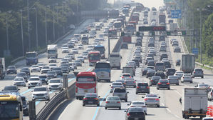 서울→부산 8시간 50분…'막바지 귀성객' 고속도로 곳곳 정체