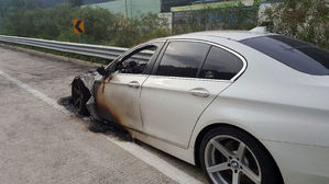 남해고속도로 달리던 BMW 520d 차량서 연기…119 안전조치