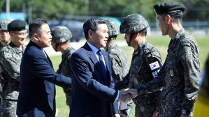 정경두, 전방부대 격려 방문…"JSA 비무장화 안전·완전 이행"