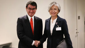 강경화, 日에 "화해·치유 재단 문제 지혜롭게 풀어가자"