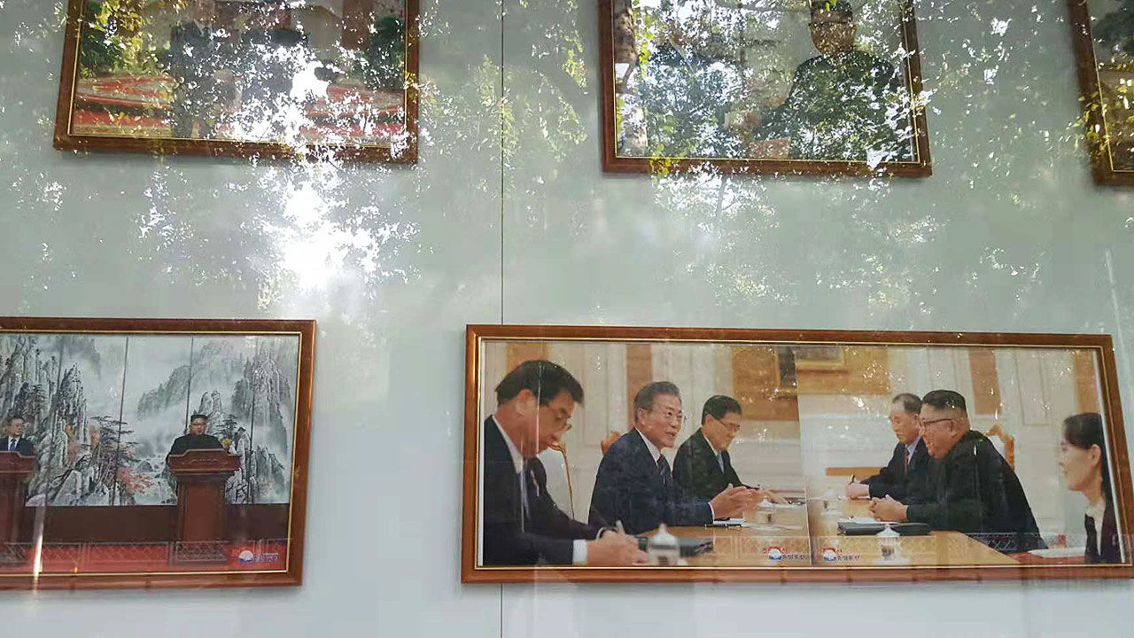 주중 북한대사관 문재인-김정은 사진 (사진=연합뉴스)