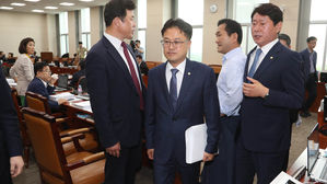 기재위 회의장 떠나는 여야 의원들 (사진=연합뉴스)