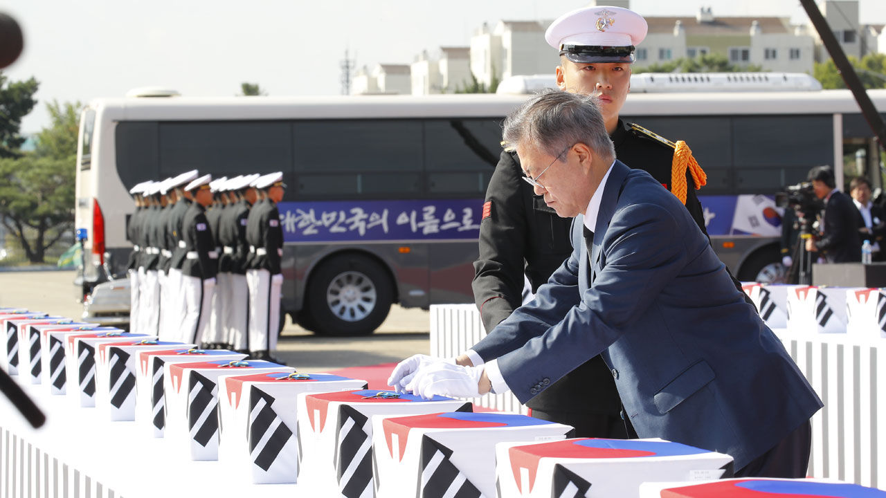 6.25 참전 기장 수여하는 문 대통령 (사진=연합뉴스)