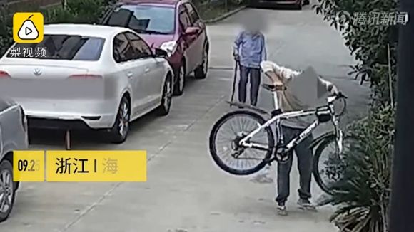 길거리에서 조언한 80대 할머니 무자비하게 폭행한 18살 소년