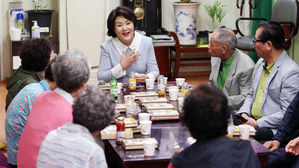 경로당 어르신들 만난 김정숙 여사 (사진=연합뉴스)