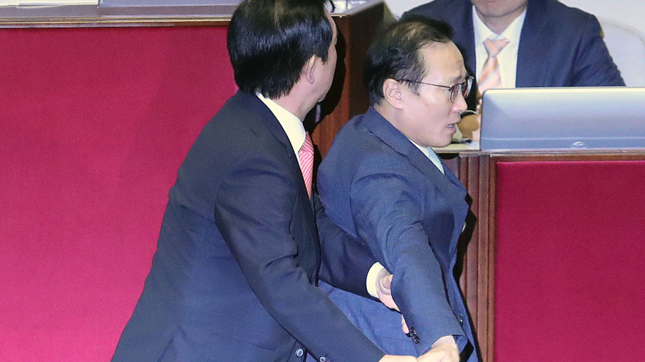 몸싸움하는 홍영표 김성태 (사진=연합뉴스)