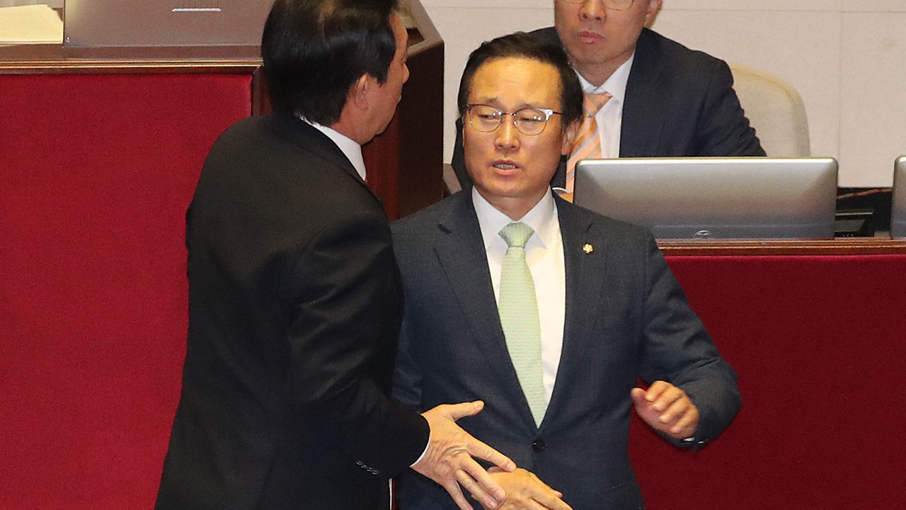 몸싸움하는 홍영표 김성태 (사진=연합뉴스)