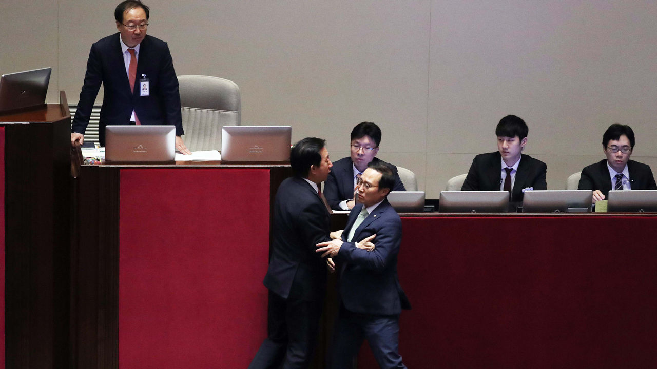 몸싸움하는 홍영표 김성태 (사진=연합뉴스)
