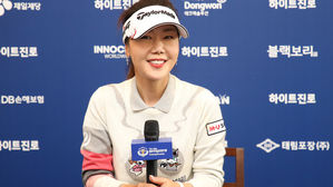 강수연, 은퇴 경기서 눈물 "골프와 결혼한 꼴…이젠 후학 양성"