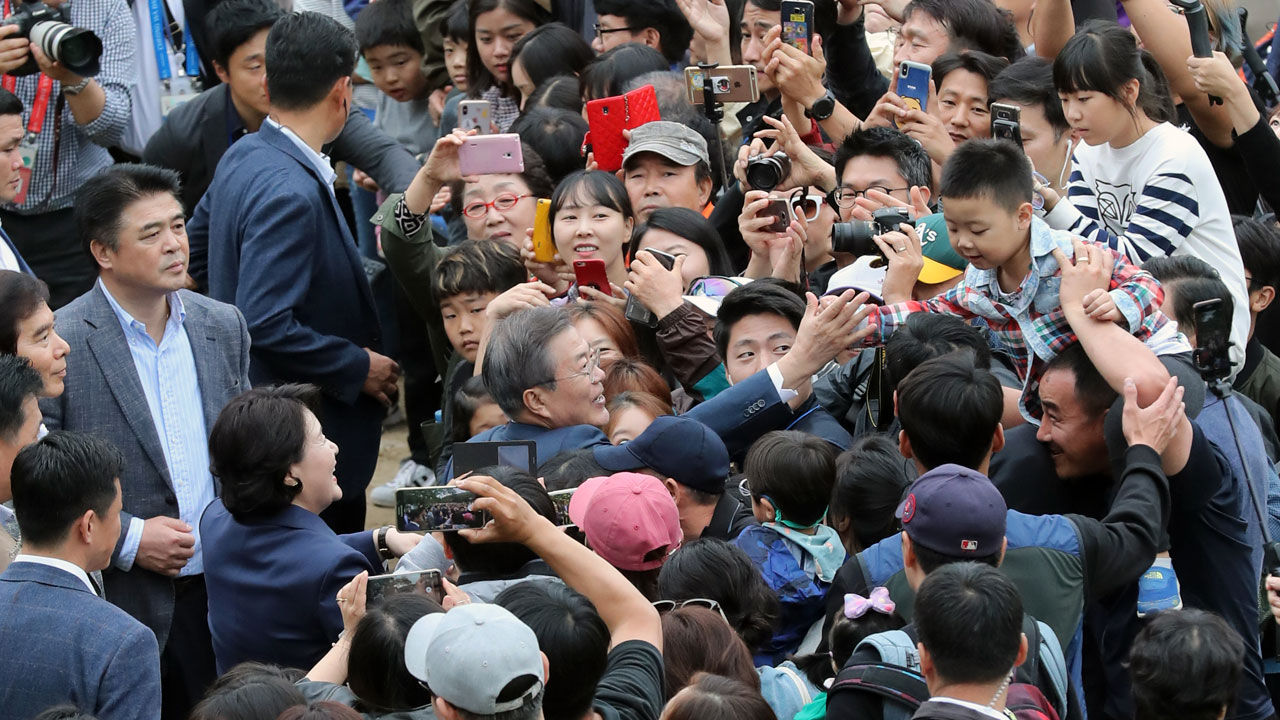 어주 시민들에 둘러싸인 문 대통령 (사진=연합뉴스)