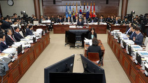 [포토] 국정감사서 다 같이 '선서'…여야 치열한 공방 예상