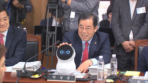 [현장영상] "사투리를 써서 그런가&hellip;" 대답 없는 AI 로봇에 웃음 터진 국감장