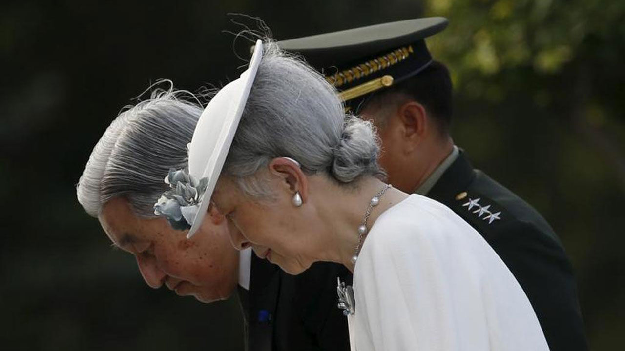 2016년 필리핀 전몰자 묘역에서 고개 숙인 아키히토 일왕 부부