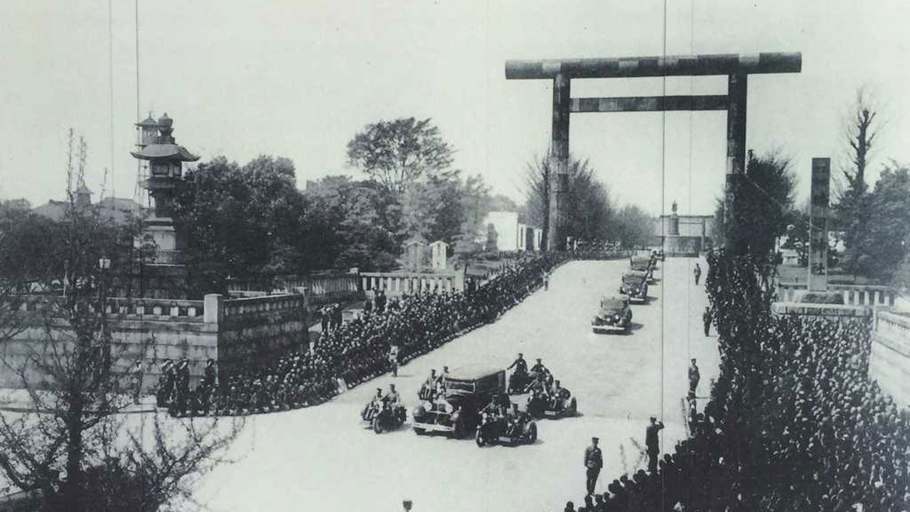 1943년 히로히토 일왕의 야스쿠니 신사 방문 사진