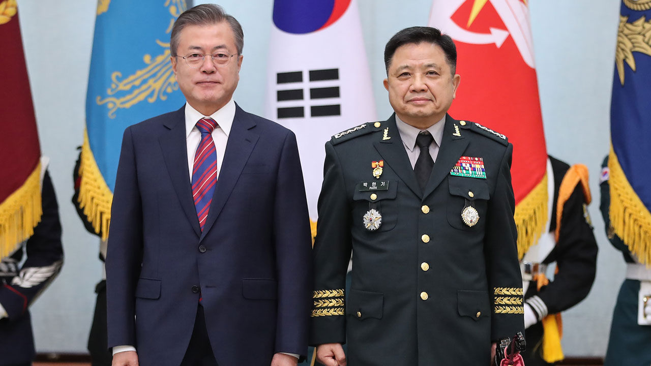 기사 대표 이미지:문 대통령, 박한기 합참의장 보직신고받아…삼정검에 수치 수여