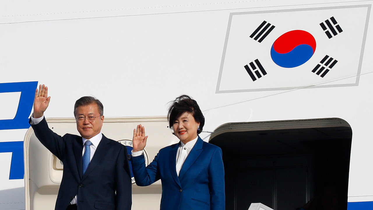 기사 대표 이미지:문 대통령, 프랑스 파리 도착…프랑스 국빈 방문 일정 돌입